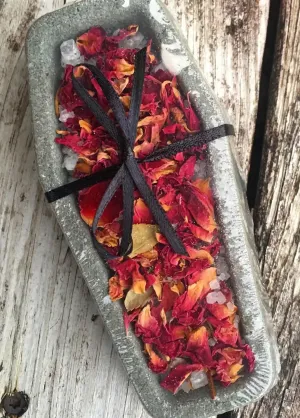 BED OF ROSES COFFIN BATH BOMB